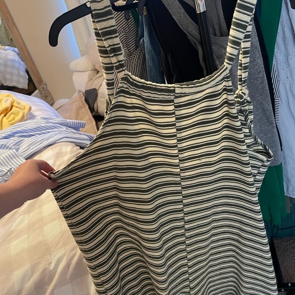 Green and White Striped Sleeveless Top - Picture 5 of 5